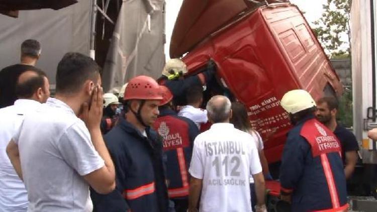 TEMde kamyonet kamyona çarptı;1 ağır yaralı