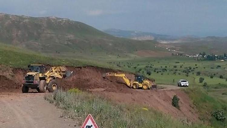 Hafik’te Heyelan Nedeniyle Zarar Gören Yol Onarıldı