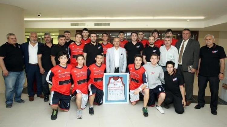 Basketbolun Şampiyonlarından Başkan Altınok Öz’e Ziyaret