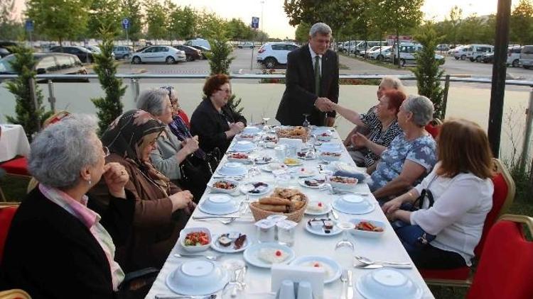 Başkan Karaosmanoğlu Huzurevi Sakinleriyle İftar Yaptı