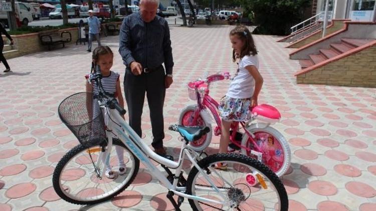 Belediye Başkanından Çocuklara Bisiklet