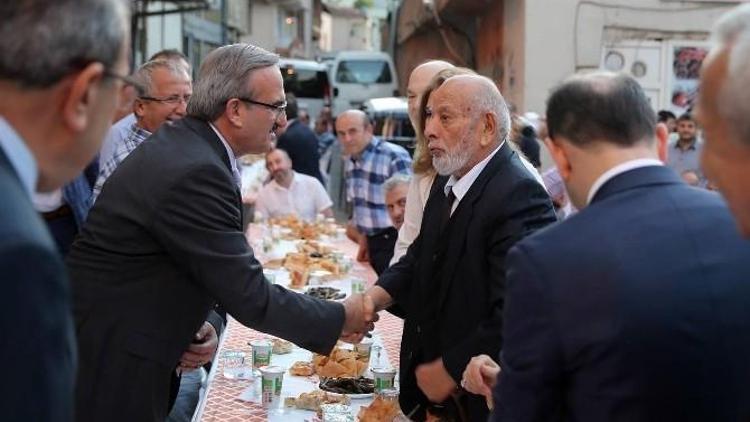 Sokak İftarına Katıldı, Enderun Usulü Teravih Kıldı