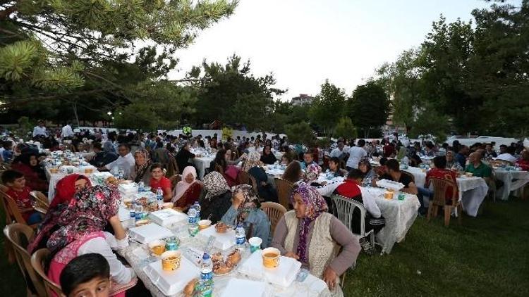 Yetim Ve Öksüzler İftarda Buluştu