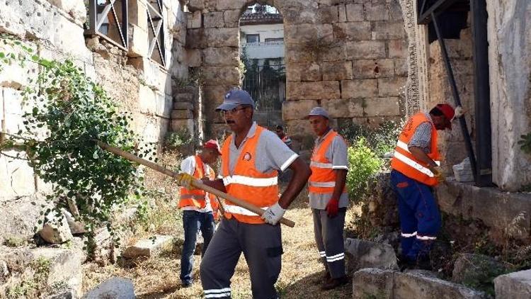 Kentteki Tarihi Yapılarda Temizlik Çalışmaları Başlatıldı