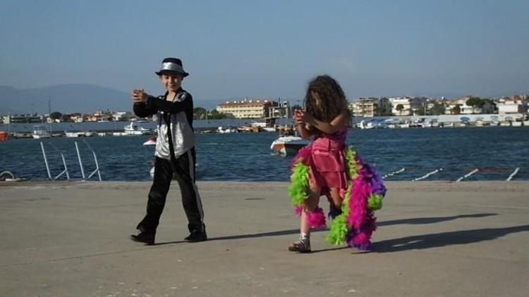 Burhaniye’de Küçük Dansçılara Büyük Alkış