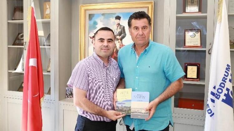 Başkan Kocadon’dan İlham Aldı, İki Kitap Yazdı