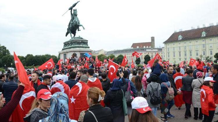 Darbeciyi protesto eden Türklere, Avusturya’dan ceza