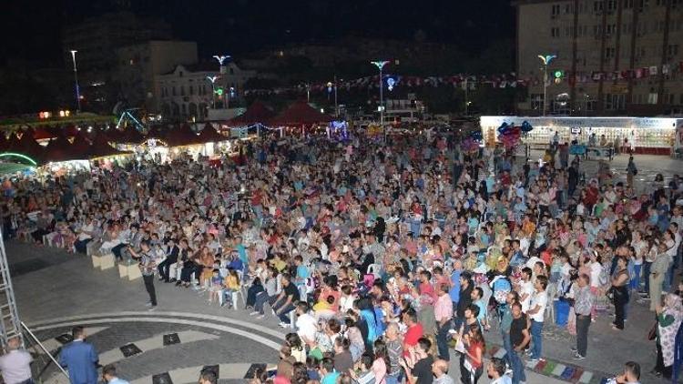 Seksenler Dizisi Oyuncuları Şehzadeler’de Sahne Aldı