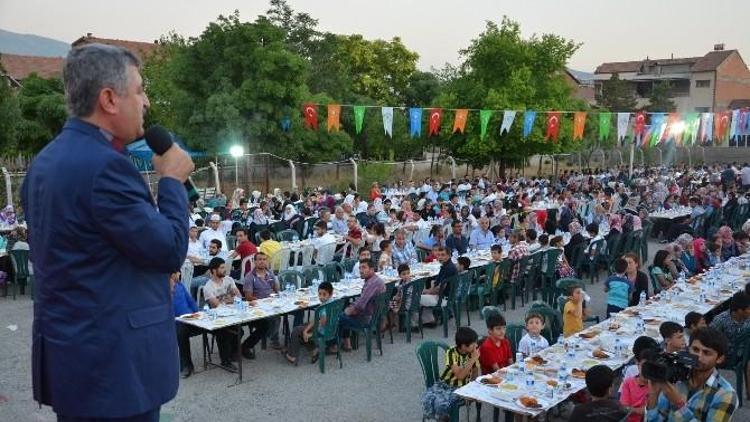 ’Meydan İftarları’nda Binlerce Kişi Aynı Sofrada Oruçlarını Açıyor