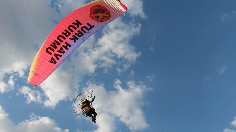 Bor’da Yamaç Paraşütü Gösterisi Düzenlendi