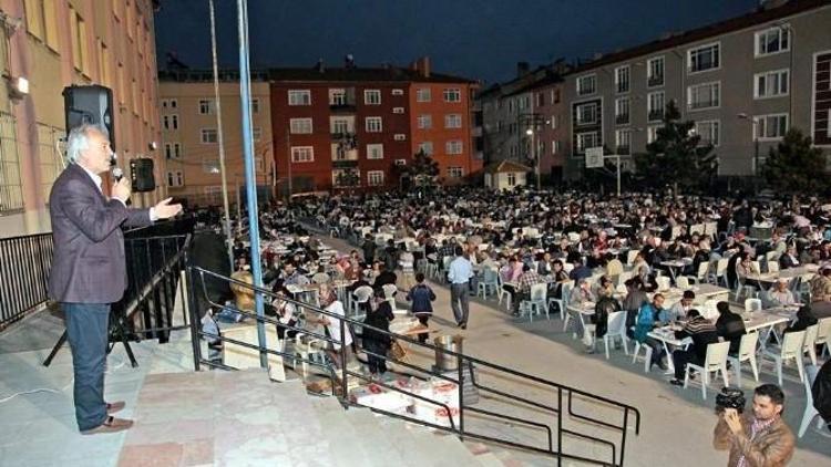 Belediyenin Meydan Mahallesi’ndeki İftar Yemeğine 3 Bin Kişi Katıldı