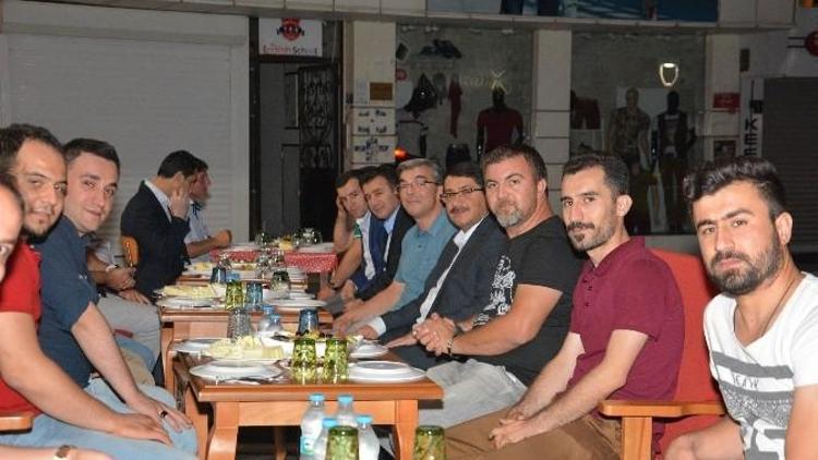 Başkan Çelik Esnafın Sahur Davetini Geri Çevirmedi