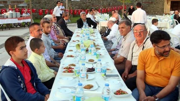 Başkan Karaosmanoğlu, Hafızlarla İftarda Biraraya Geldi