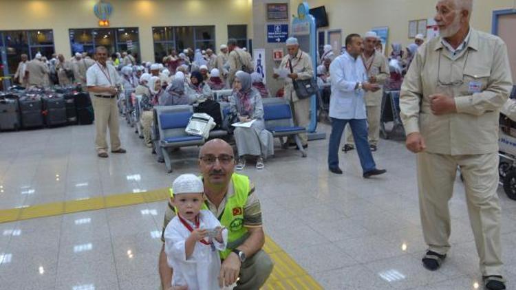 Küçük Hacı adayı  Muhammed Enes, Havalimanında  Hacıların ilgi odağı oldu