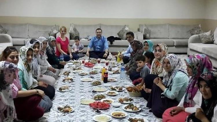 Kaymakam Yaşar İftarını Kadın Toplum Merkezi’nde Açtı