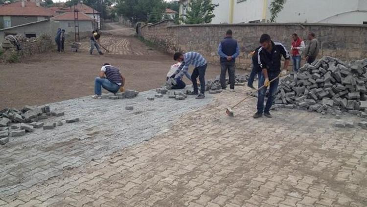 Gemerek’te Parke Ve Kanalizasyon Çalışmaları Sürüyor