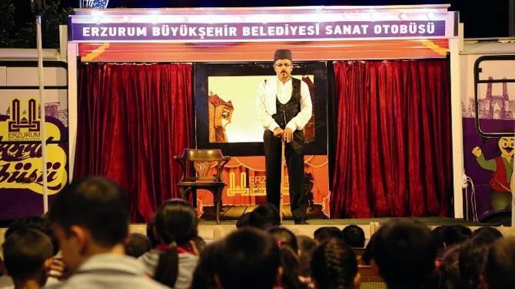 Sekmen: “Tiyatro İle Geleneksel Kültürümüzü Yaşatıyoruz”