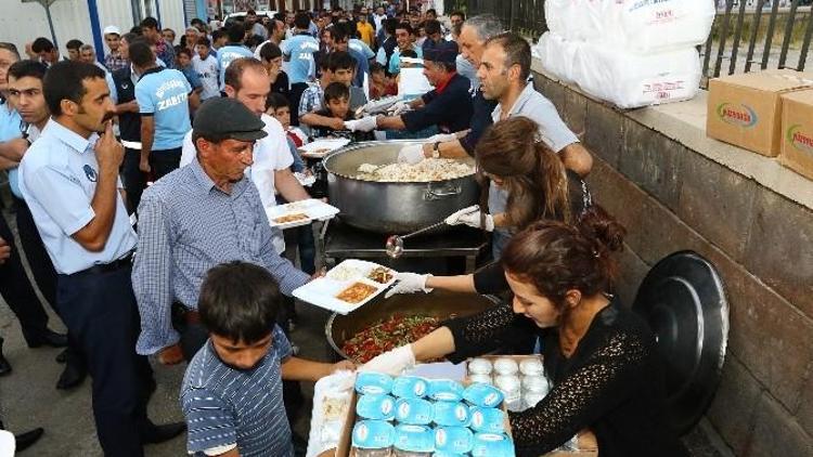 Büyükşehir Belediyesi Çadırında Hergün 2 Bin Kişi İftar Açıyor