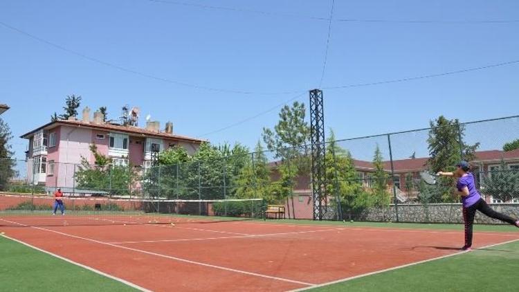 Yaz Spor Okullarında Gençlerin Gözdesi Tenis