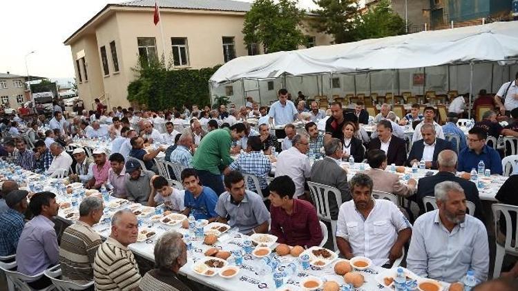 Başkan Ahmet Çakır, Çarşı İftarı Programına Katıldı