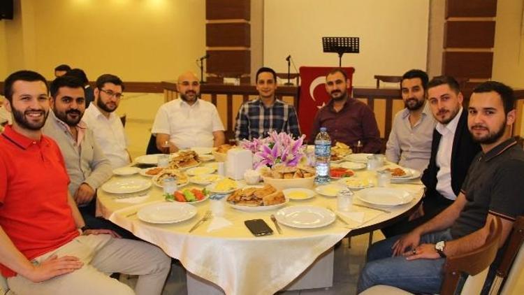 Genç MÜSİAD Üyeleri Öğrencilerle Sahur Yaptı