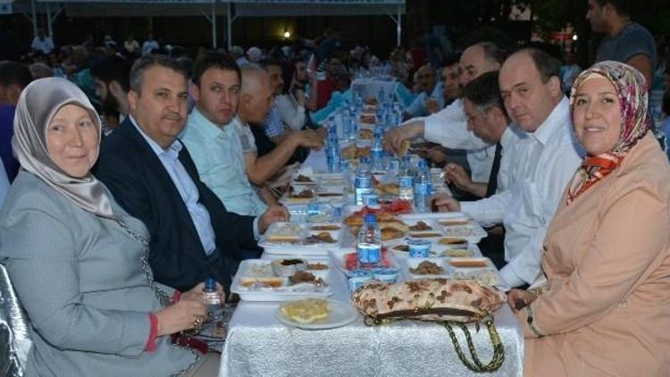 Yunusemre Belediyesi İftar Sofrasında Buluştu