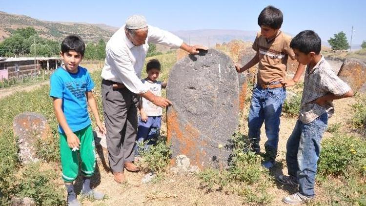 Tarihi Selçuklu Mezarlığı Kaderine Terk Edildi