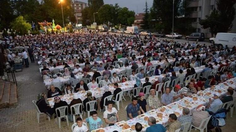 Bilecik Cumhuriyet Meydanında İftar Coşkusu