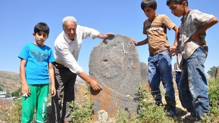 Muş’taki Selçuklu Mezarlığı Koruma Altına Alınıyor