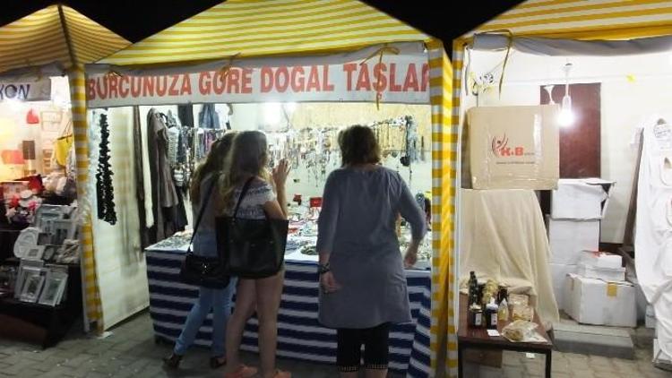 Burhaniye’de Gece Pazarı El Emeği Ürünleri Değerlendirdi