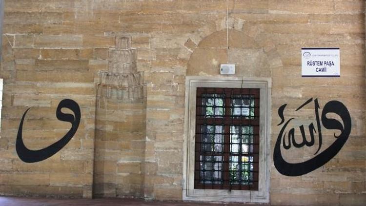 Rüstem Paşa Camii 469 Yıldır Ayakta