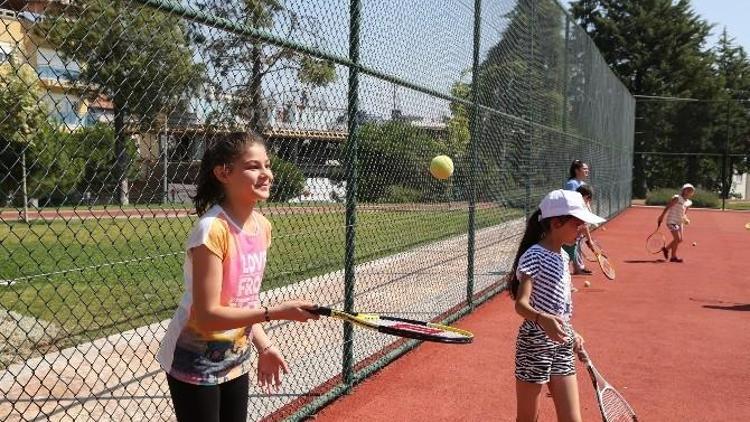 Ücretsiz Tenis Kurslarına Yoğun İlgi