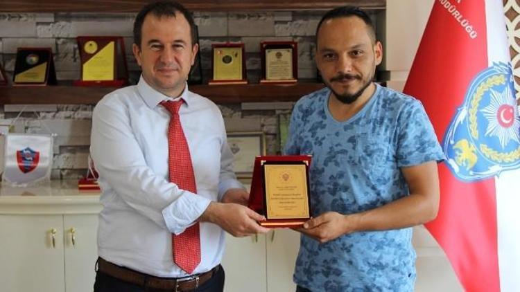 Emniyet Müdürü Tezsever’e Plaket