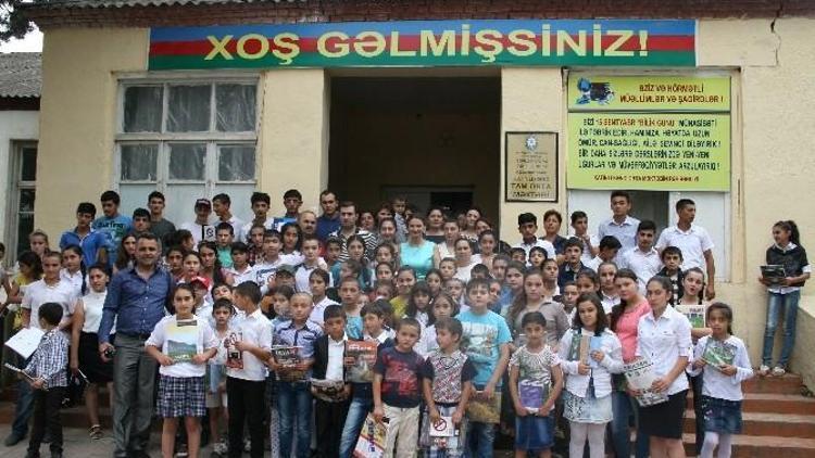 Yavuzaslan Ve Paşayeva’dan Azerbaycanlı Öğrencilerle Kitap Hediyesi