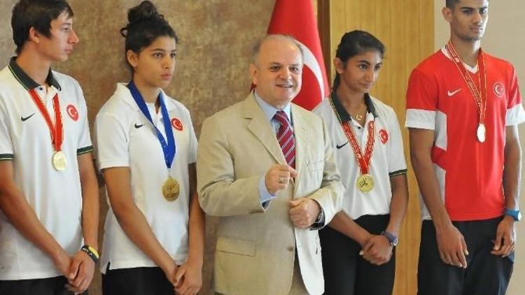 Vali Çakacak’tan Şampiyon Sporculara Ödül