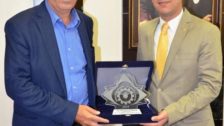 Başkan Yücelik’ten, Kaymakam Taşolar’a Plaket