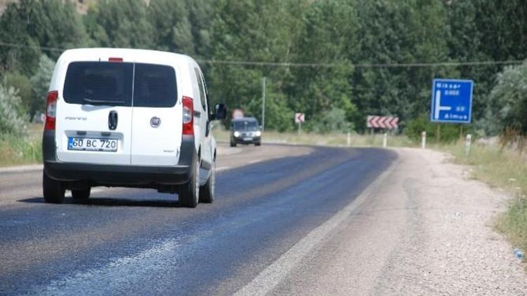 Tokat’ta Sıcak Hava Asfaltı Eritti