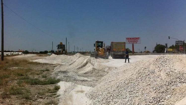 Yenikent’te Yol Çalışmaları Sürüyor