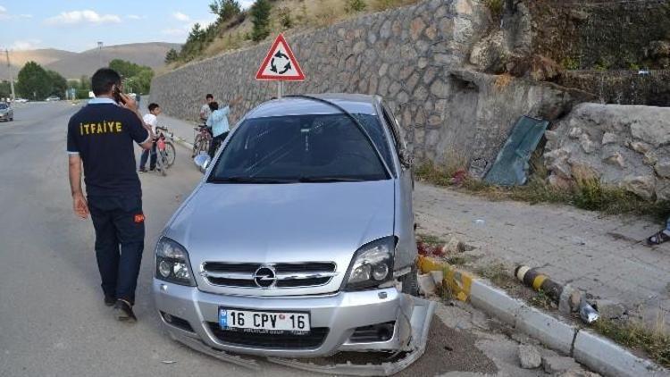 Virajda Hızını Alamayan Otomobil Takla Attı