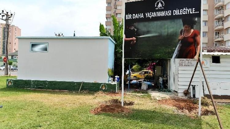 Gezi Parkı’na ‘Kırmızılı Kadın’ Panosu