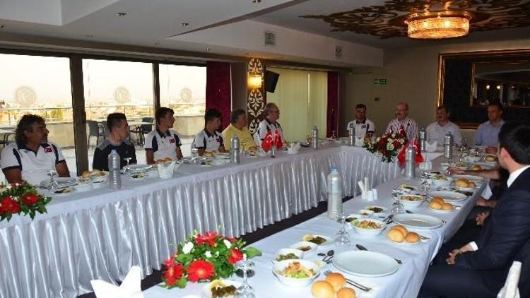 Başkan Kafaoğlu Milli Bisikletçilere Yemek Verdi