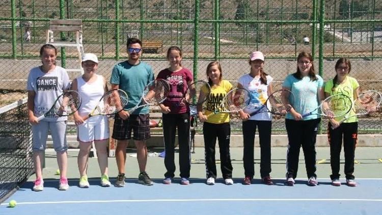 Hem Tenis Öğreniyorlar Hem De Eğleniyorlar