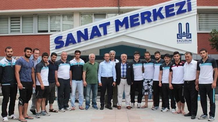 Büyükşehir’in Güreşçileri Şampiyonluk İçin Sivas’a Gitti