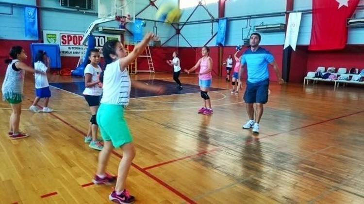 Yaz Spor Okulunda Genç Voleybolcular Yetişiyor