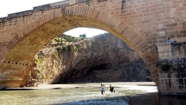 Sıcaktan Bunalan Vatandaşlar Soluğu Cendere Çayında Alıyor