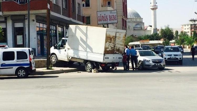 Van’da Trafik Kazası; 3 Yaralı