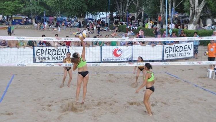 Eğirdir’de Plaj Voleybolu İlgi Gördü