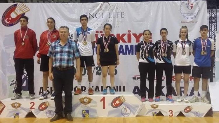 Badmintonculardan Madalya Yağmuru