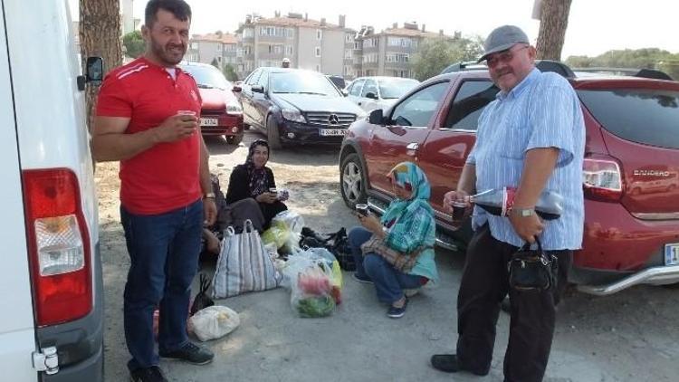 Burhaniye’de Otoparkçıdan Soğuk İçecek İkramı