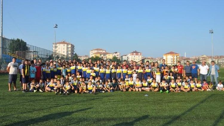 Kapaklıspor Yönetiminden Futbol Yaz Okulu Öğrencilerine Başarı Belgesi